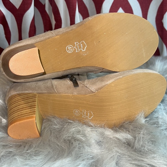 Never Been Worn Heeled Boot - Picture 4 of 4